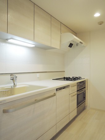 リビングを可動式の間仕切りで明るく広い空間に リビングを可動式の間仕切りで明るく広い空間に